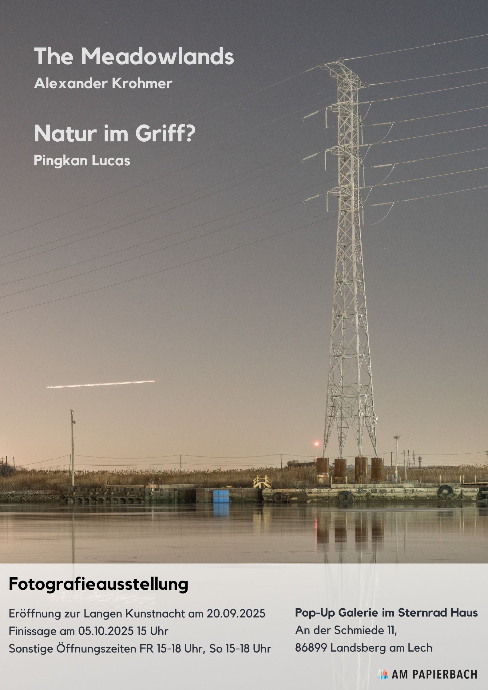 Plakat zur Ankündigung der Gemeinschaftsausstellung Fotografie mit Schriftzug im oberen linken Bereich: Alexander Krohmer Meadowlands und Pingkan Lucas Natur im Griff? Mittig ein Fotomotiv in grau-braunem Farbton - Strommast von Wasser umgeben - unten die weiteren Details zu Öffnungszeiten und Ort