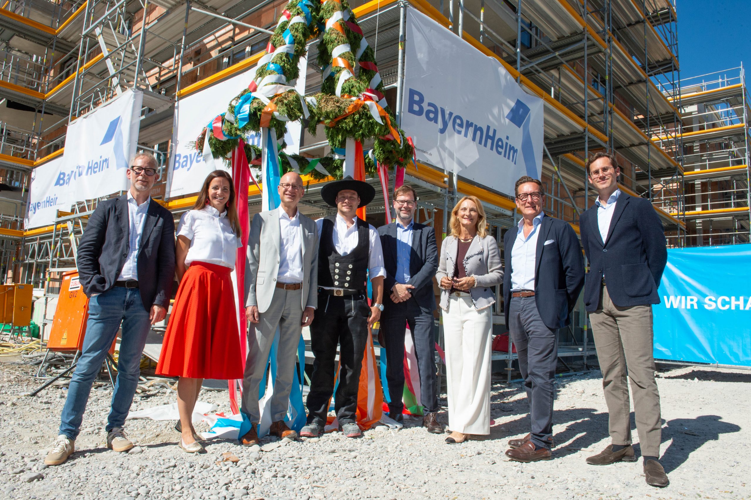 V.l.n.r.: Michael Stiegeler (Tech. Direktionsleiter Ed. Züblin), Kristina Frank (Geschäftsführerin Baunova Bayern), Ralph Büchele (Geschäftsführer BayernHeim), Paul Reim (Ed- Züblin), Thomas Gloßner (Ministerialdirektor Bayerisches Staatsministerium für Wohnen, Bau & Verkehr), Doris Baumgartl (Oberbürgermeisterin der Stadt Landsberg am Lech), Michael Ehret (Gründer von ehret+klein), Fabian König (Designierter Geschäftsführer BayernHeim) Bildquelle: BayernHeim GmbH