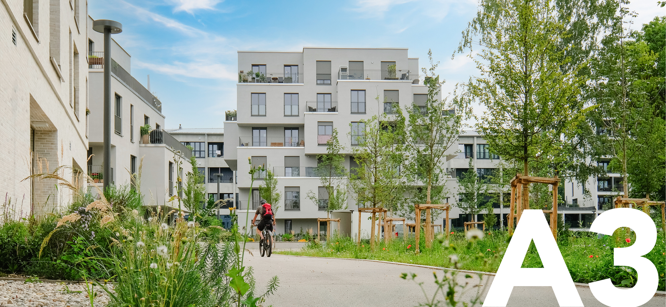 Foto vom Neubau Am Papierbogen mit versprungener Fassade, und grüner Nachbarschaft. In der rechten Bildecke steht A3 als Kennzeichnung des Baufelds