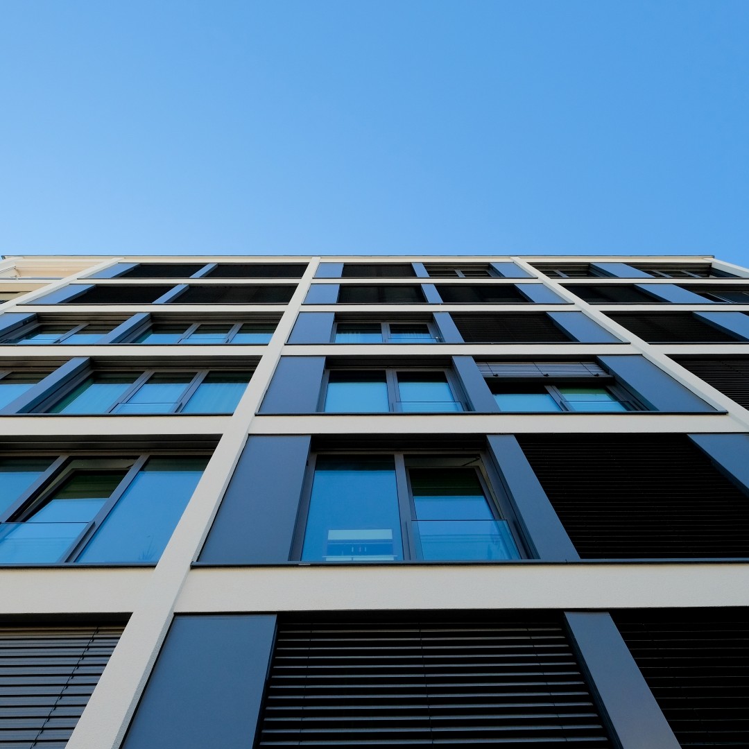 Die Fassade des Sternrad Hauses mit Blick in den blauen Himmel