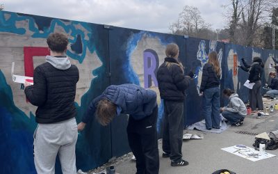 Kunst am Bauzaun – 14 Jugendliche, 1 Motiv, 7 Bauzaunelemente