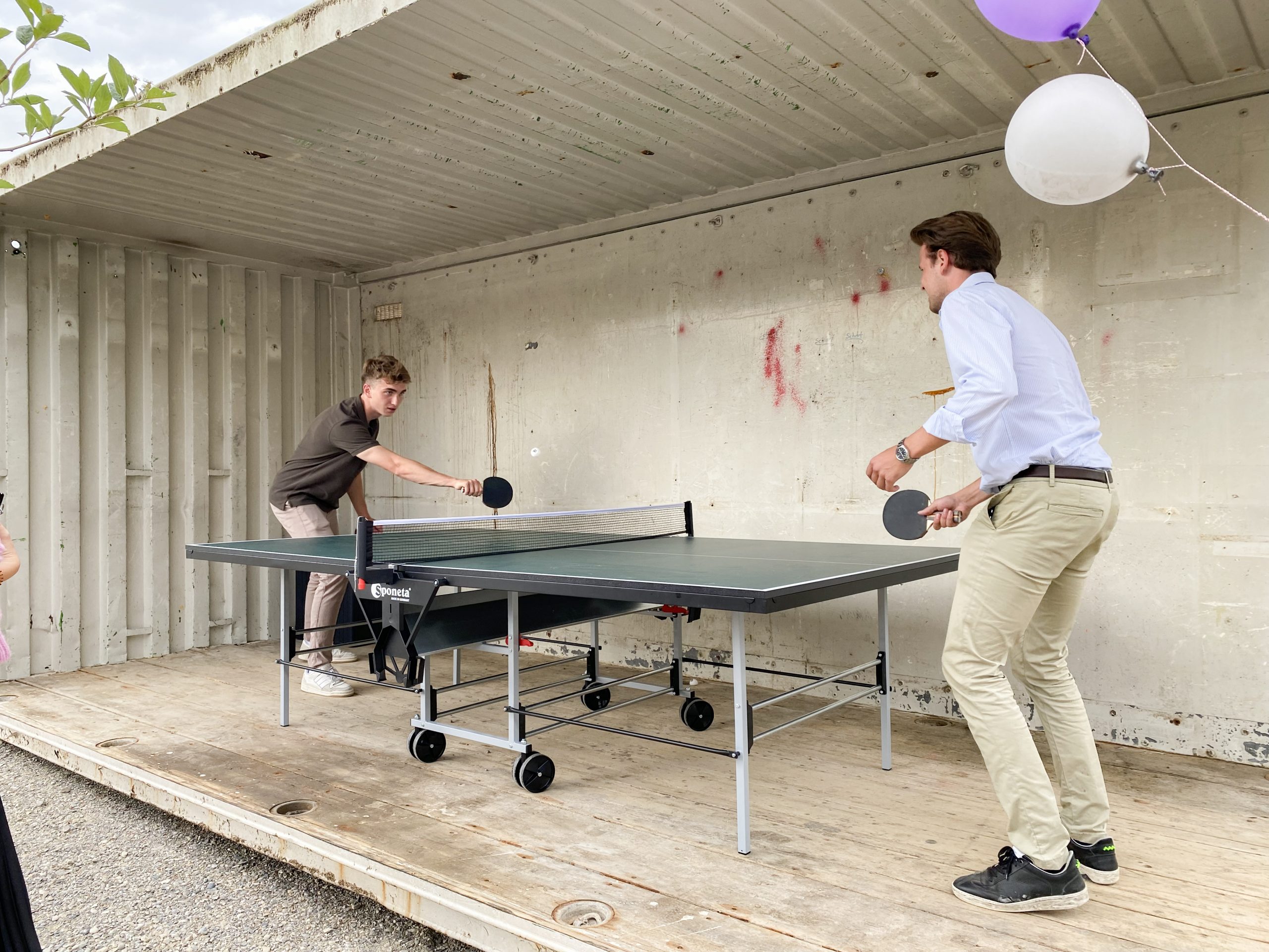 Foto von zwei jungen Männern, die in einem Container auf dem Europaplatz 1.0 Tischtennis spielen